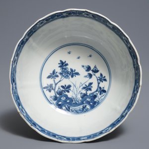 Un bol en porcelaine de Chine bleu et blanc, à décor floral, Kangxi — photo 5
