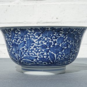 Un bol en porcelaine de Chine bleu et blanc à décor floral, marque et époque de Kangxi — photo 11