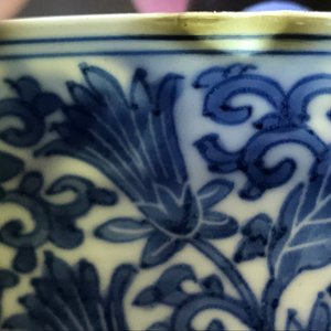 Un bol en porcelaine de Chine bleu et blanc à décor floral, marque et époque de Kangxi — photo 24