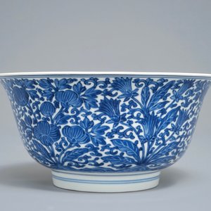 Un bol en porcelaine de Chine bleu et blanc à décor floral, marque et époque de Kangxi — photo 3