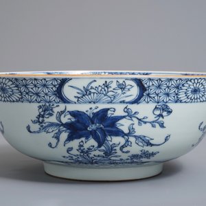 Un bol en porcelaine de Chine bleu et blanc à décor floral, Qianlong — photo 4