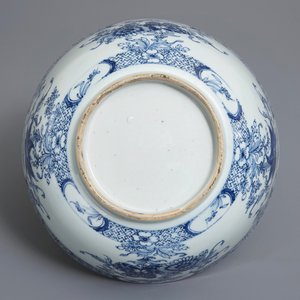 Un bol en porcelaine de Chine bleu et blanc à décor floral, Qianlong — photo 7