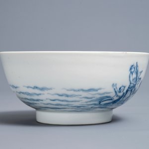 Un bol en porcelaine de Chine bleu et blanc à décor mythologique de Neptune, Qianlong — photo 3