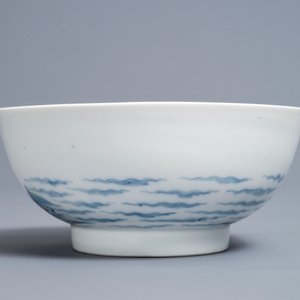 Un bol en porcelaine de Chine bleu et blanc à décor mythologique de Neptune, Qianlong — photo 4