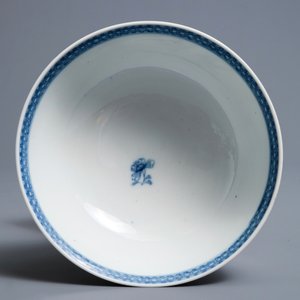 Un bol en porcelaine de Chine bleu et blanc à décor mythologique de Neptune, Qianlong — photo 6