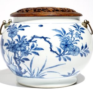 Un bol en porcelaine de Chine bleu et blanc aux anses en bronze, Kangxi — photo 3