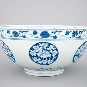 Un bol en porcelaine de Chine bleu et blanc aux chevaux, Ming, Jiajing/Wanli — photo 5