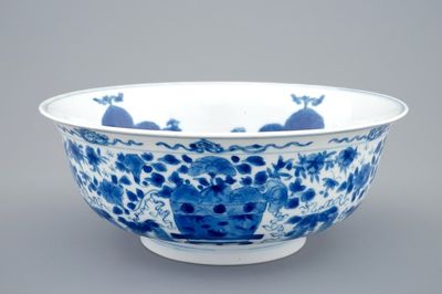 Un bol en porcelaine de Chine bleu et blanc aux dragons et vases fleuris, Kangxi