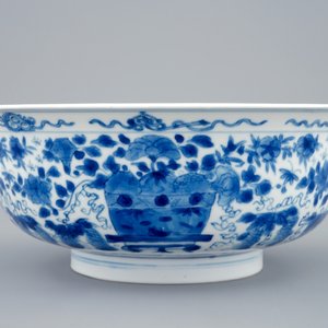 Un bol en porcelaine de Chine bleu et blanc aux dragons et vases fleuris, Kangxi — photo 2