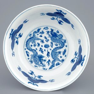 Un bol en porcelaine de Chine bleu et blanc aux dragons et vases fleuris, Kangxi — photo 6