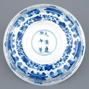 Un bol en porcelaine de Chine bleu et blanc aux dragons et vases fleuris, Kangxi — photo 7