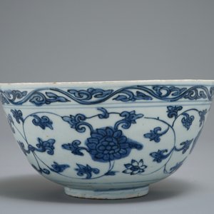 Un bol en porcelaine de Chine bleu et blanc aux rinceaux de lotus, Jiajing — photo 2