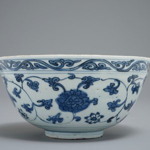 Un bol en porcelaine de Chine bleu et blanc aux rinceaux de lotus, Jiajing — photo 5