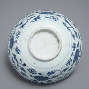 Un bol en porcelaine de Chine bleu et blanc aux rinceaux de lotus, Jiajing — photo 6