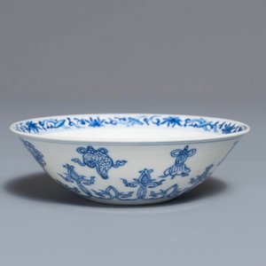 Un bol en porcelaine de Chine bleu et blanc aux symboles taoïstes, marque de Jiajing, Kangxi — photo 2