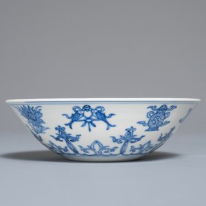 Un bol en porcelaine de Chine bleu et blanc aux symboles taoïstes, marque de Jiajing, Kangxi — photo 4