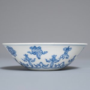Un bol en porcelaine de Chine bleu et blanc aux symboles taoïstes, marque de Jiajing, Kangxi — photo 6