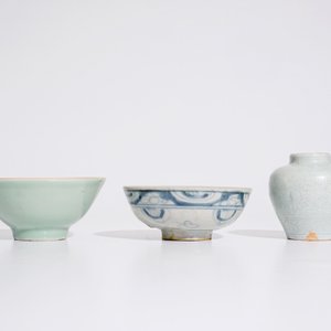 Un bol en porcelaine de Chine bleu et blanc avec un bol et un vase en céladon, Ming et 19ème — photo 5