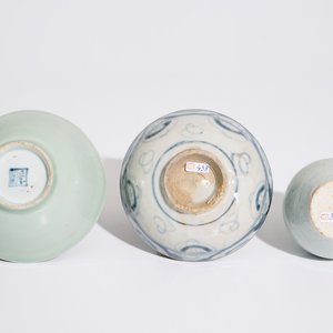 Un bol en porcelaine de Chine bleu et blanc avec un bol et un vase en céladon, Ming et 19ème — photo 7