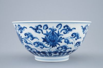 Un bol en porcelaine de Chine bleu et blanc de style Ming, marque et période de Kangxi