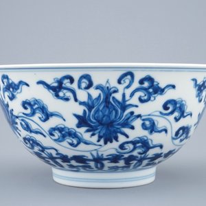 Un bol en porcelaine de Chine bleu et blanc de style Ming, marque et période de Kangxi — photo 1