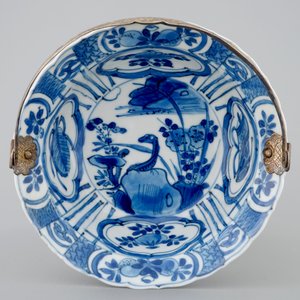 Un bol en porcelaine de Chine bleu et blanc de type Kraak monté en argent, Wanli, 1573-1619 — photo 2