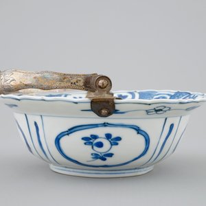 Un bol en porcelaine de Chine bleu et blanc de type Kraak monté en argent, Wanli, 1573-1619 — photo 4