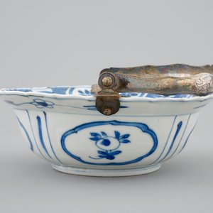 Un bol en porcelaine de Chine bleu et blanc de type Kraak monté en argent, Wanli, 1573-1619 — photo 6