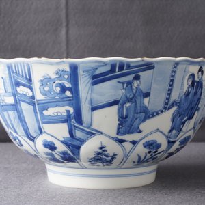 Un bol en porcelaine de Chine bleu et blanc en forme de lotus, marque de Xuande, Kangxi — photo 12