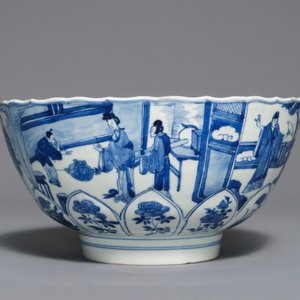 Un bol en porcelaine de Chine bleu et blanc en forme de lotus, marque de Xuande, Kangxi — photo 3