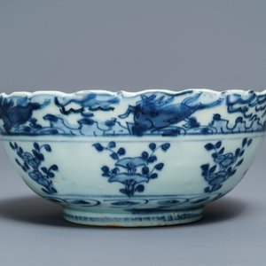 Un bol en porcelaine de Chine bleu et blanc et une assiette de type kraak, Wanli — photo 7