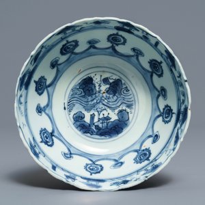 Un bol en porcelaine de Chine bleu et blanc et une assiette de type kraak, Wanli — photo 8