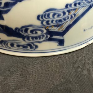 Un bol en porcelaine de Chine bleu et blanc figurant les 'Soeurs Cao', marque de Chenghua, Kangxi — photo 13