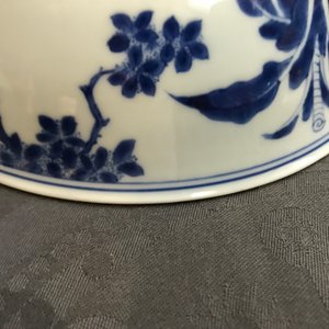 Un bol en porcelaine de Chine bleu et blanc figurant les 'Soeurs Cao', marque de Chenghua, Kangxi — photo 14