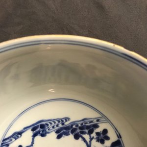 Un bol en porcelaine de Chine bleu et blanc figurant les 'Soeurs Cao', marque de Chenghua, Kangxi — photo 17