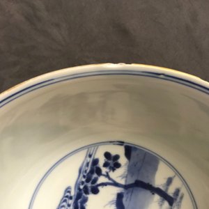 Un bol en porcelaine de Chine bleu et blanc figurant les 'Soeurs Cao', marque de Chenghua, Kangxi — photo 18