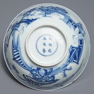 Un bol en porcelaine de Chine bleu et blanc figurant les 'Soeurs Cao', marque de Chenghua, Kangxi — photo 6