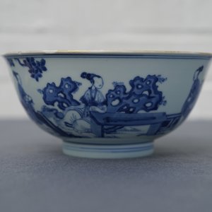 Un bol en porcelaine de Chine bleu et blanc figurant les 'Soeurs Cao', marque de Chenghua, Kangxi — photo 7