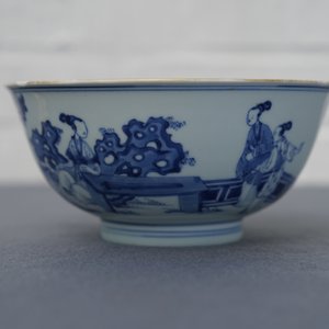 Un bol en porcelaine de Chine bleu et blanc figurant les 'Soeurs Cao', marque de Chenghua, Kangxi — photo 8