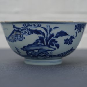 Un bol en porcelaine de Chine bleu et blanc figurant les 'Soeurs Cao', marque de Chenghua, Kangxi — photo 9