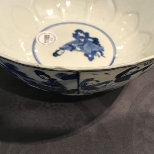 Un bol en porcelaine de Chine bleu et blanc, Kangxi, et un bol aux grues de type klapmuts, prob. Wanli — photo 25