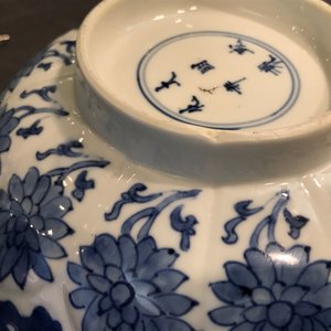 Un bol en porcelaine de Chine bleu et blanc, Kangxi, et un bol aux grues de type klapmuts, prob. Wanli — photo 26