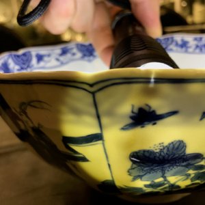 Un bol en porcelaine de Chine bleu et blanc, marque de Chenghua, Kangxi — photo 14