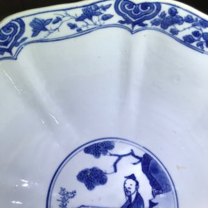 Un bol en porcelaine de Chine bleu et blanc, marque de Chenghua, Kangxi — photo 18