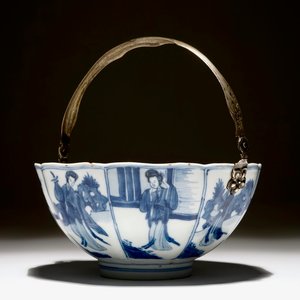 Un bol en porcelaine de Chine bleu et blanc monté en argent aux "dames longues", Kangxi — photo 1