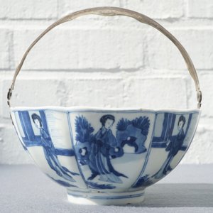 Un bol en porcelaine de Chine bleu et blanc monté en argent aux "dames longues", Kangxi — photo 13