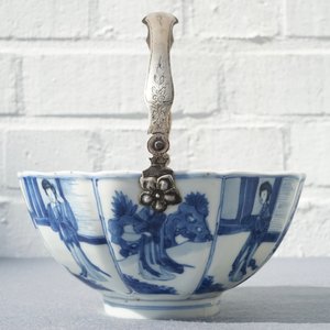 Un bol en porcelaine de Chine bleu et blanc monté en argent aux "dames longues", Kangxi — photo 14