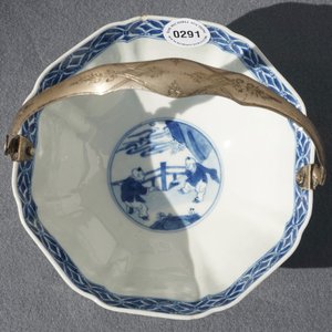 Un bol en porcelaine de Chine bleu et blanc monté en argent aux "dames longues", Kangxi — photo 17