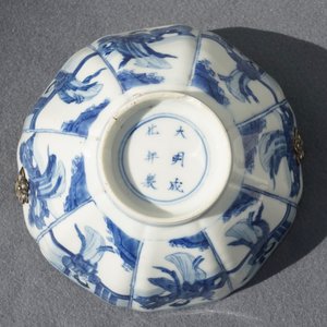 Un bol en porcelaine de Chine bleu et blanc monté en argent aux "dames longues", Kangxi — photo 18