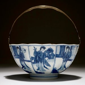 Un bol en porcelaine de Chine bleu et blanc monté en argent aux "dames longues", Kangxi — photo 2